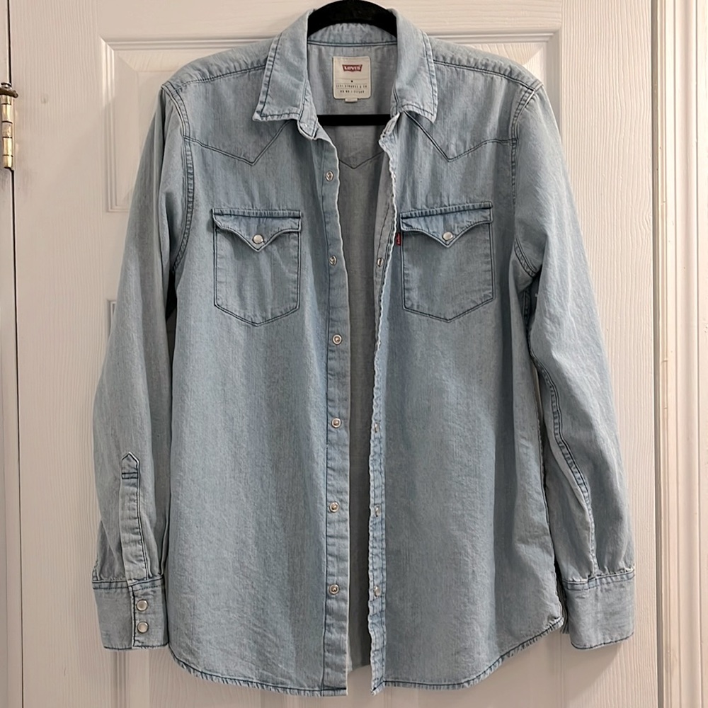 Levi’s Men’s Chambray Shirt size medium EUC